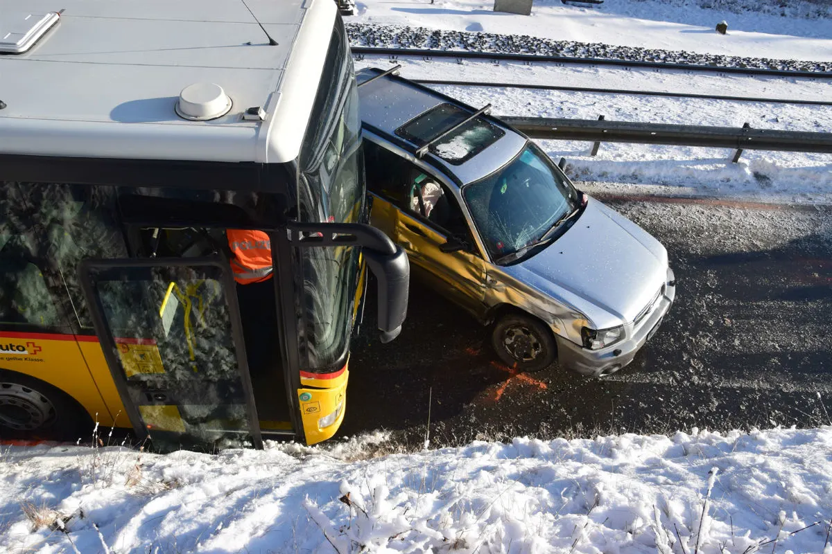 Kanton Graubünden GR - Verkehrsunfälle auf schneebedeckten Strassen