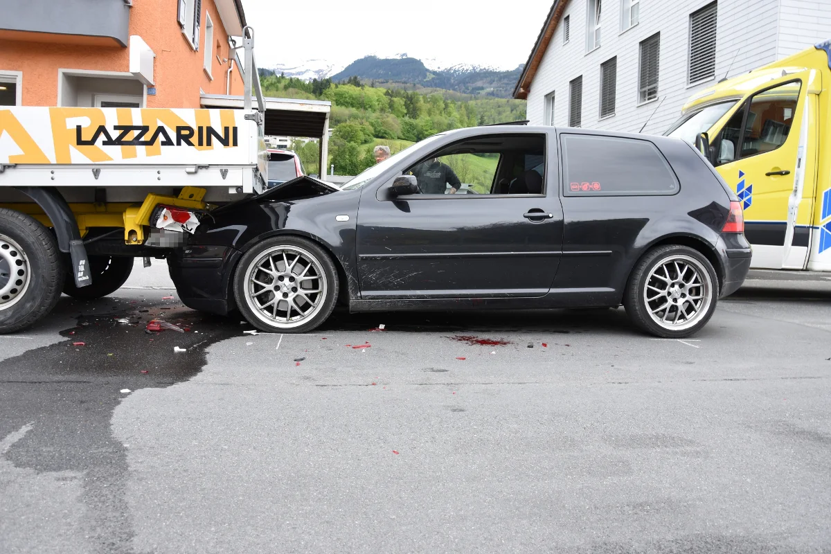 Buchs SG - Junger Autolenker fährt auf Lieferwagen auf