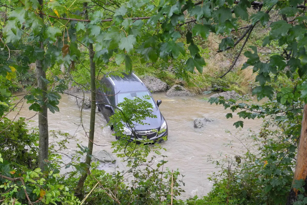 Biberbrugg: Auto rollt in Bach
