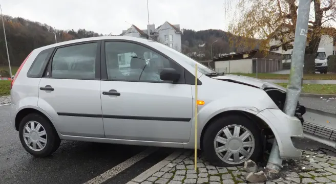 Unfall zwischen Töff und Auto in Schwanden GL