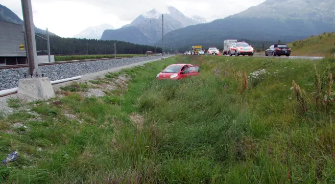 Auffahrcrash in Samedan endet in Strassengraben