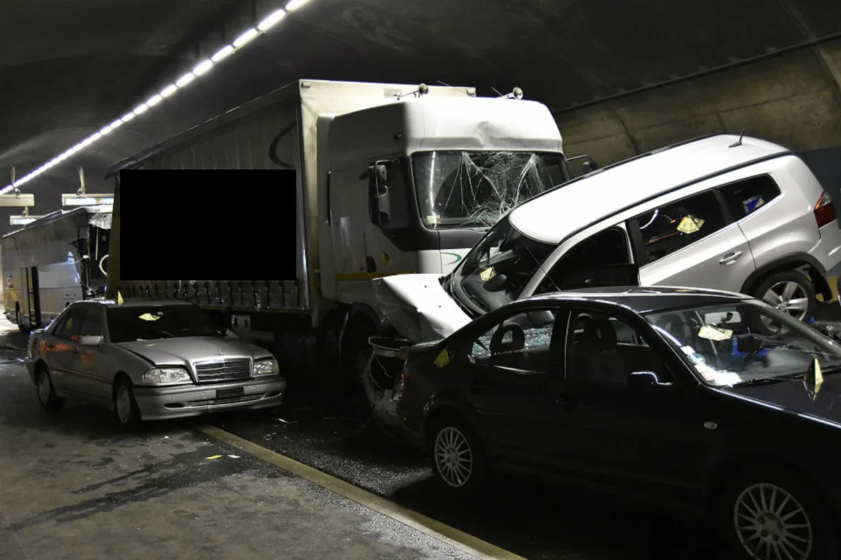 Stadt Schaffhausen: Tote bei schwerer Auffahrkollision im Fäsenstaubtunnel