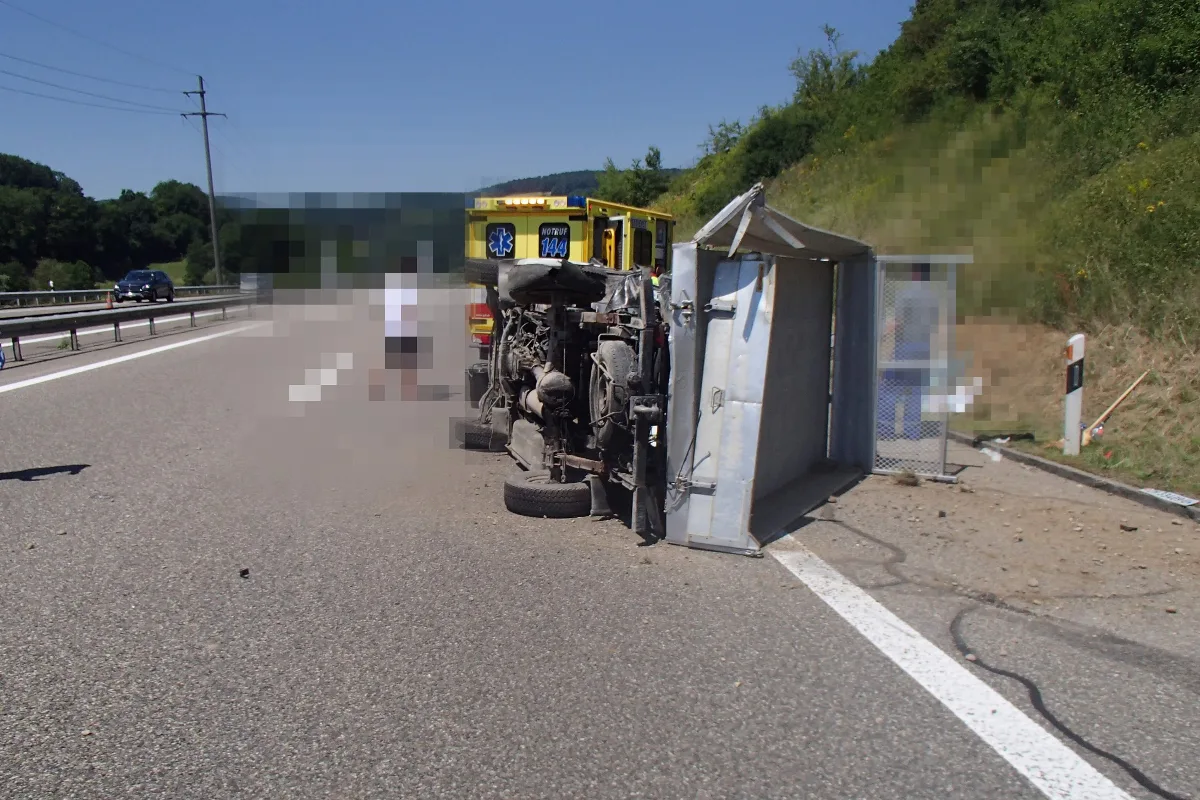 Beifahrer verletzt sich bei Alleinunfall auf der A3 bei Bözen