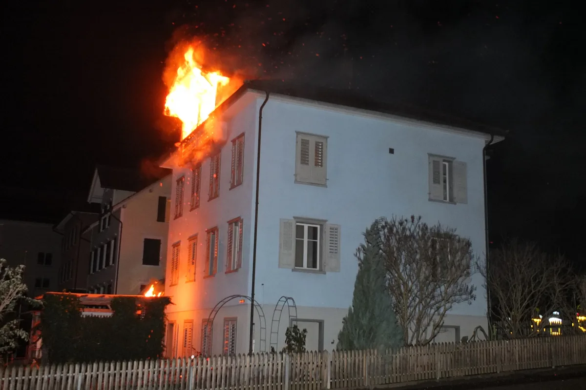 Flawil SG: Am Steuer eingeschlafen und in Kandelaber geprallt