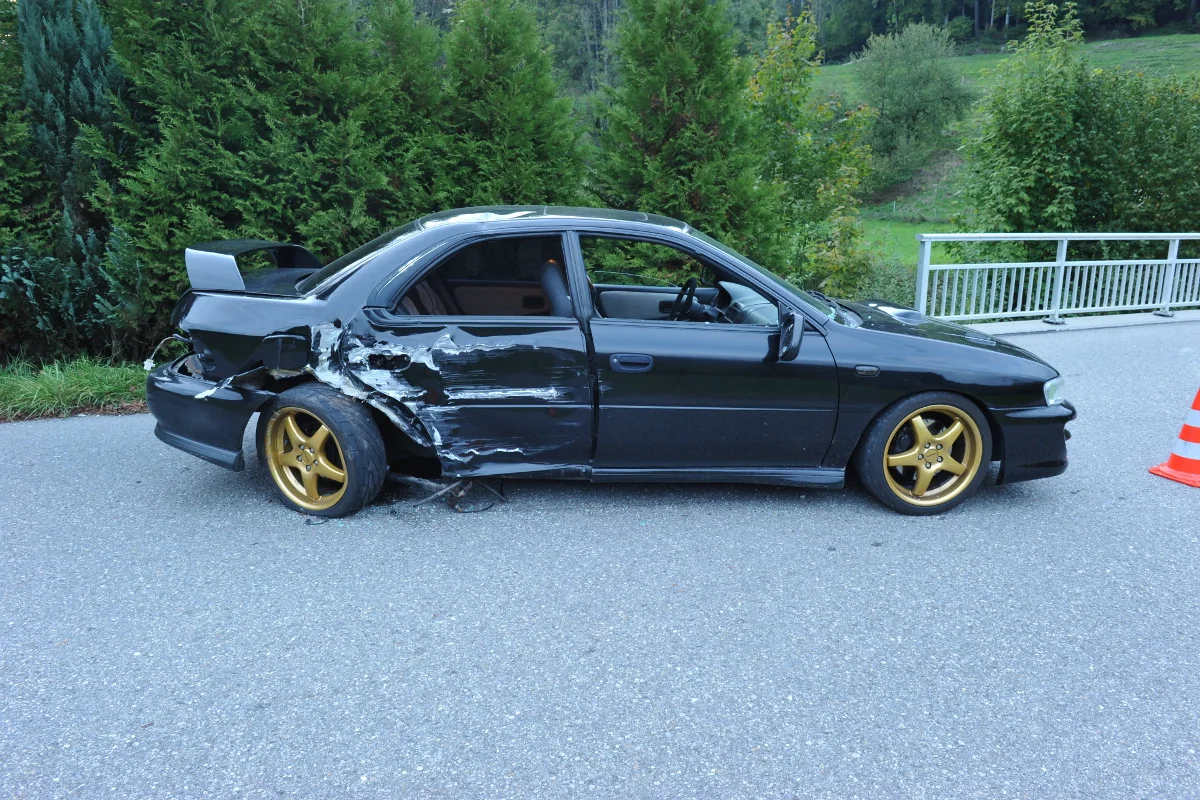 In Wila mit Auto gegen Geländer gefahren