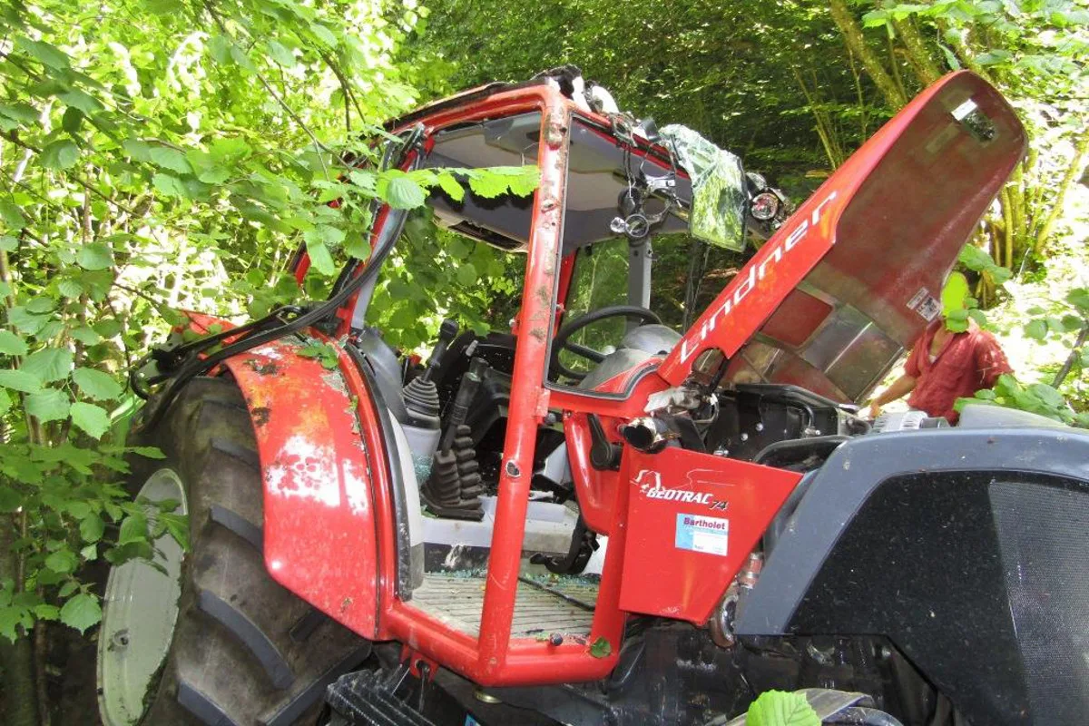 Traktor überschlägt sich in Filzbach GL