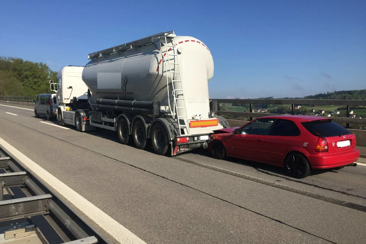 Auffahrcrash auf der A12 bei Flamatt