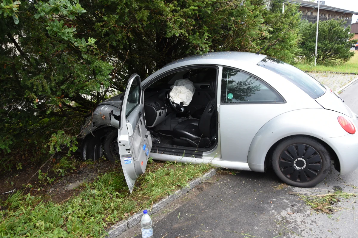 Altstätten SG - Lernfahrerin prallt in Baum