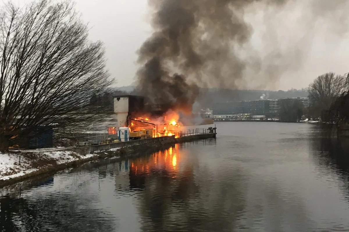 Dietikon ZH - Brand auf Baustelle richtet beträchtlichen Schaden an