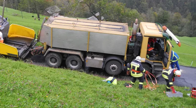 Chauffeur verletzt sich bei Arbeitsunfall in Gersau schwer