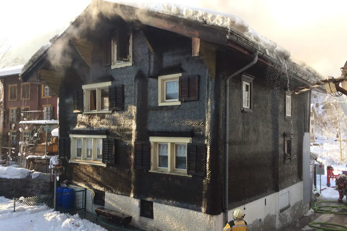 Rüti GL - Hausfassade in Brand geraten