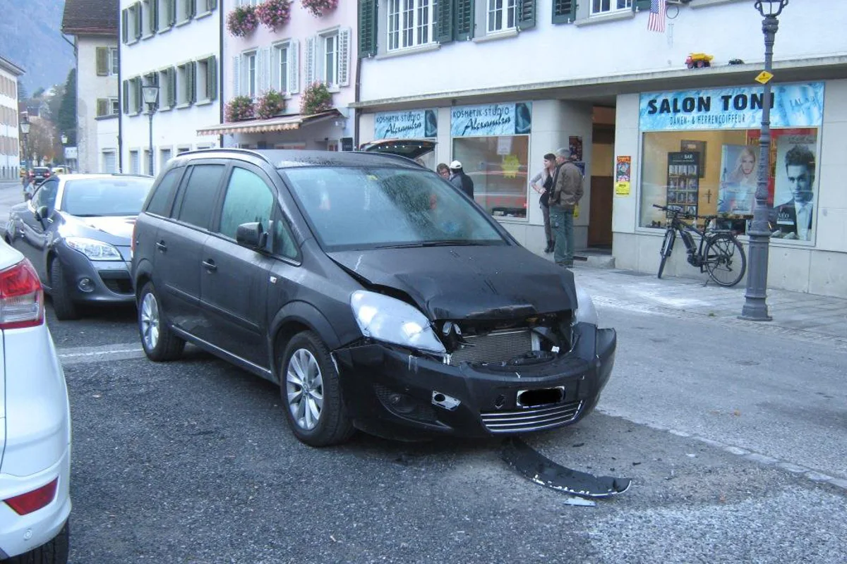 Auto in Glarus stark beschädigt und davongefahren