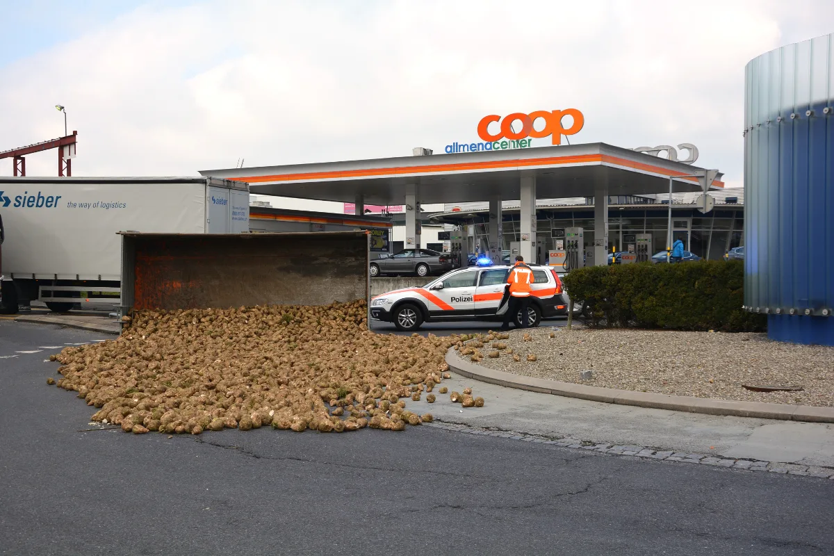 Frauenfeld TG - Zuckerrüben auf der Strasse verteilt