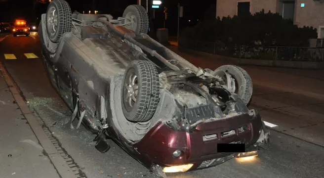 Auto überschlägt sich in Nendeln