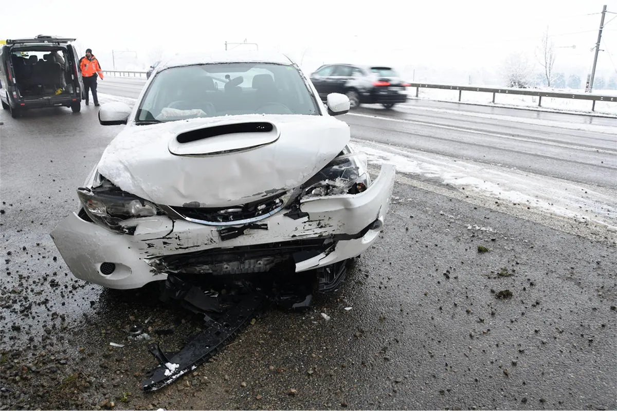 Bazenheid SG - Auf Autostrasse frontal in Mauer geprallt