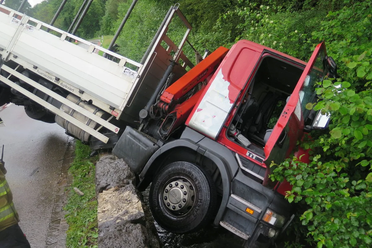 Ormalingen: Lastwagen landet im Bach
