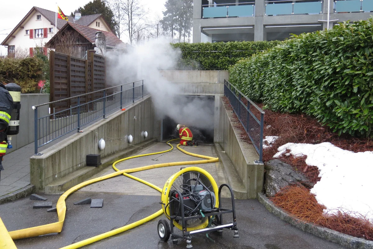 Menziken AG - Tiefgaragenbrand richtet beträchtlichen Sachschaden an