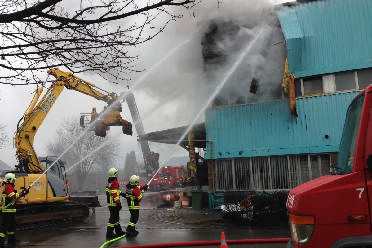 Rund 100 Feuerwehrleute in Hünenberg im Einsatz