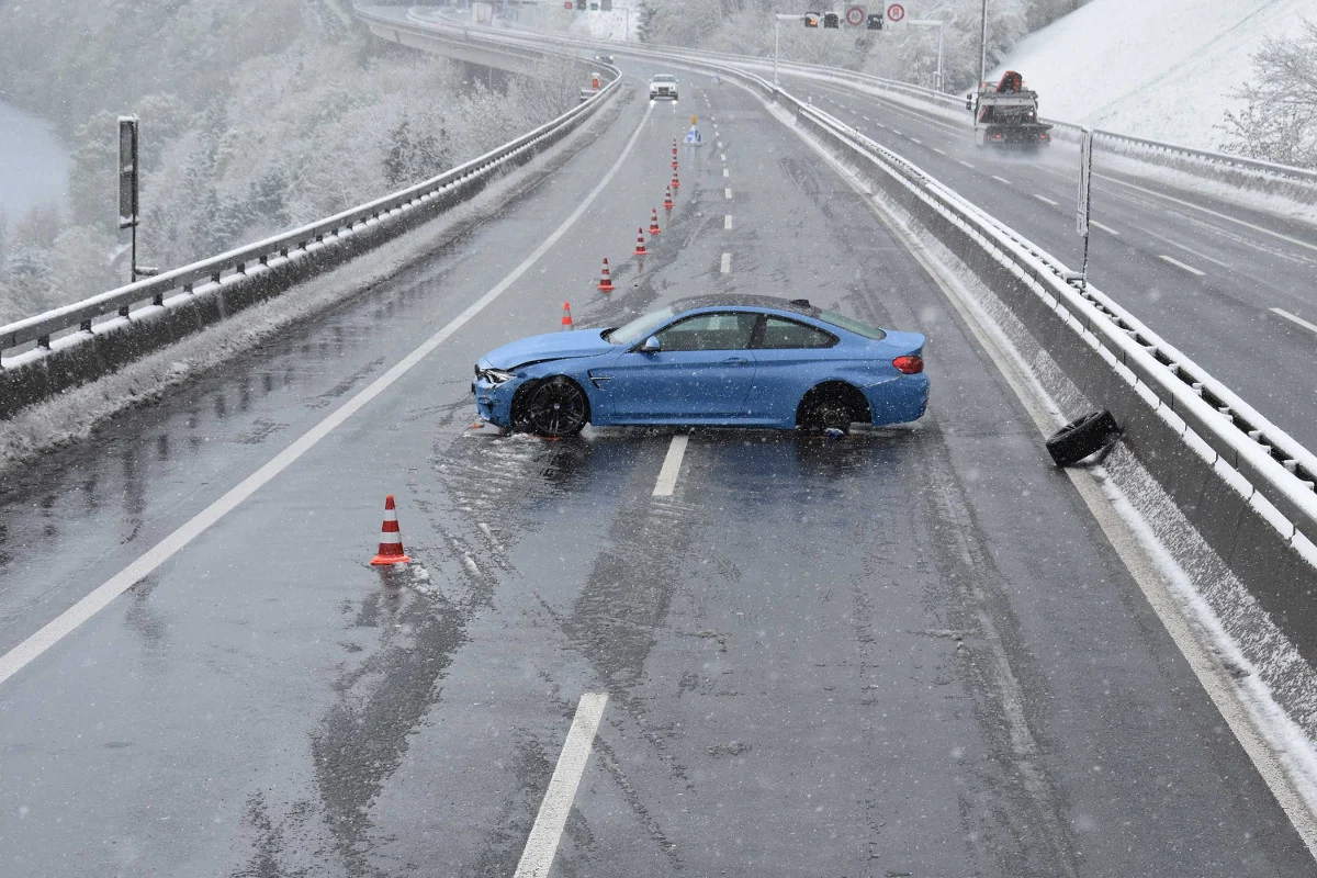 Mehrere Unfälle auf schneebedeckter Strasse im Kanton Nidwalden