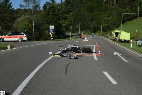 Saland ZH - Motorradfahrerin schwer verletzt - Zeugenaufruf