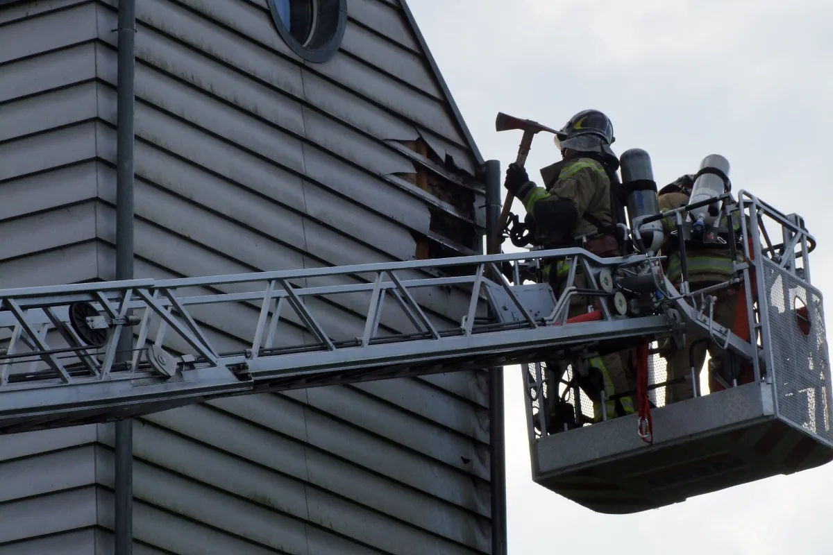 Schwelbrand in Jona fordert die Feuerwehr