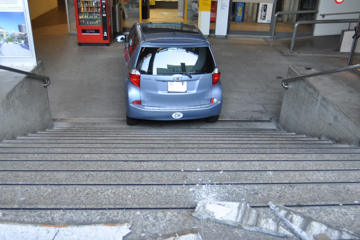 Basel BS - Autofahrer (77) hält Treppe für Einfahrt zu Parkgarage