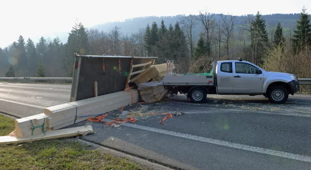 Gekippter Anhänger blockiert T 10 in Malters