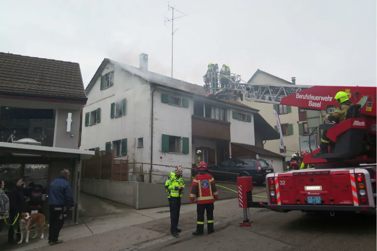 Oberwil BL - Feuerwehreinsatz bei Brand in Einfamilienhaus