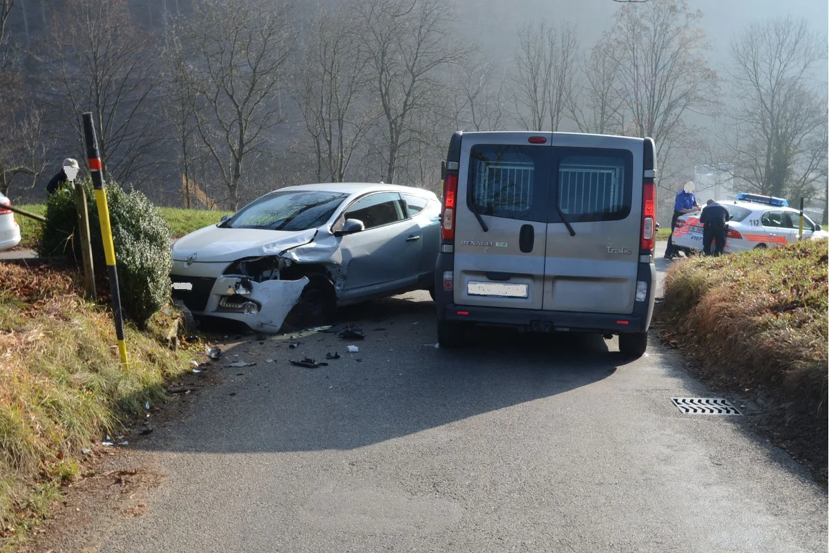Reigoldswil BL - Frontalcrash endet ohne Verletzte
