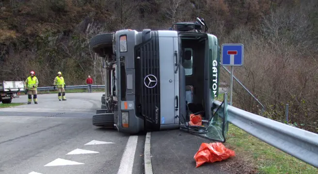 Lastwagenchauffeur verletzt sich bei Selbstunfall in Lostallo