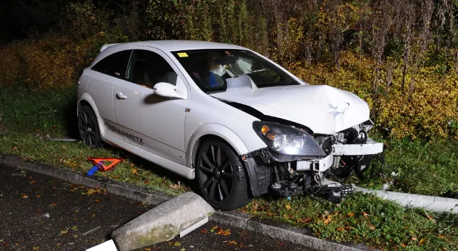 In Weiningen mit Auto gegen Kandelaber geprallt