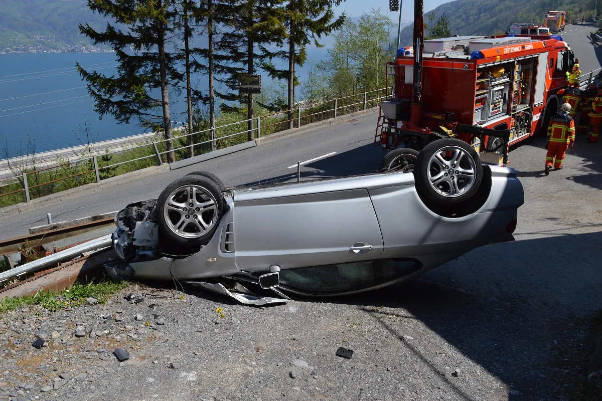 Auto landet nach Crash in Emmetten auf dem Dach