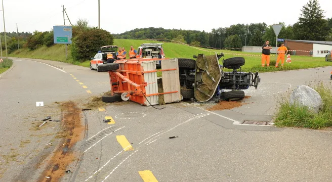 Volketswil: Mit Auto auf Traktor aufgefahren
