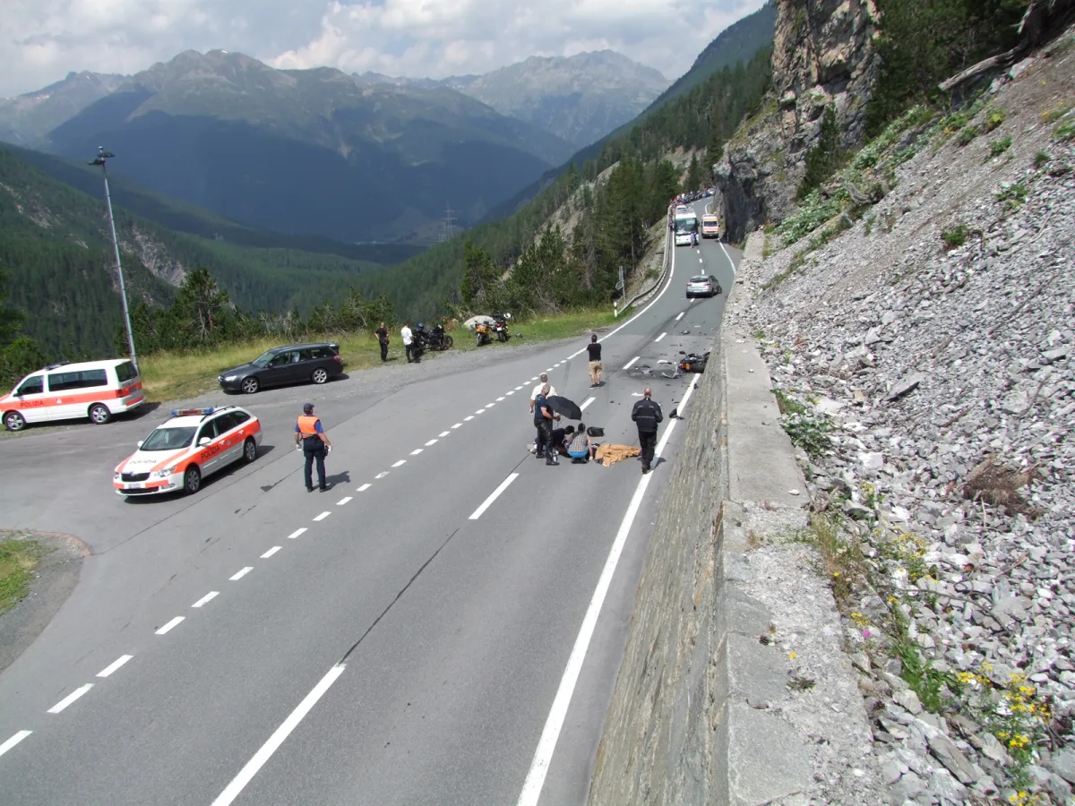 Schwerer Töffunfall am Ofenpass