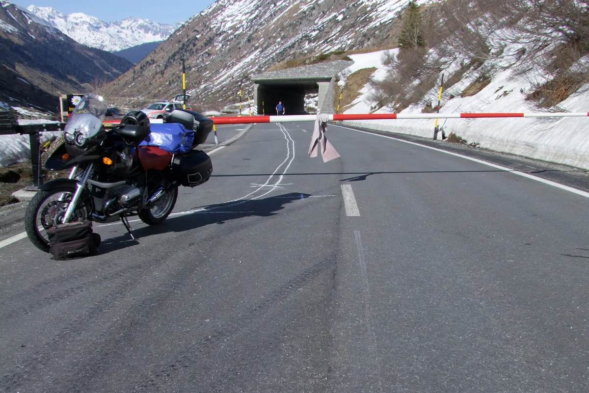 Curaglia: Motorradlenker kollidiert mit Barriere 