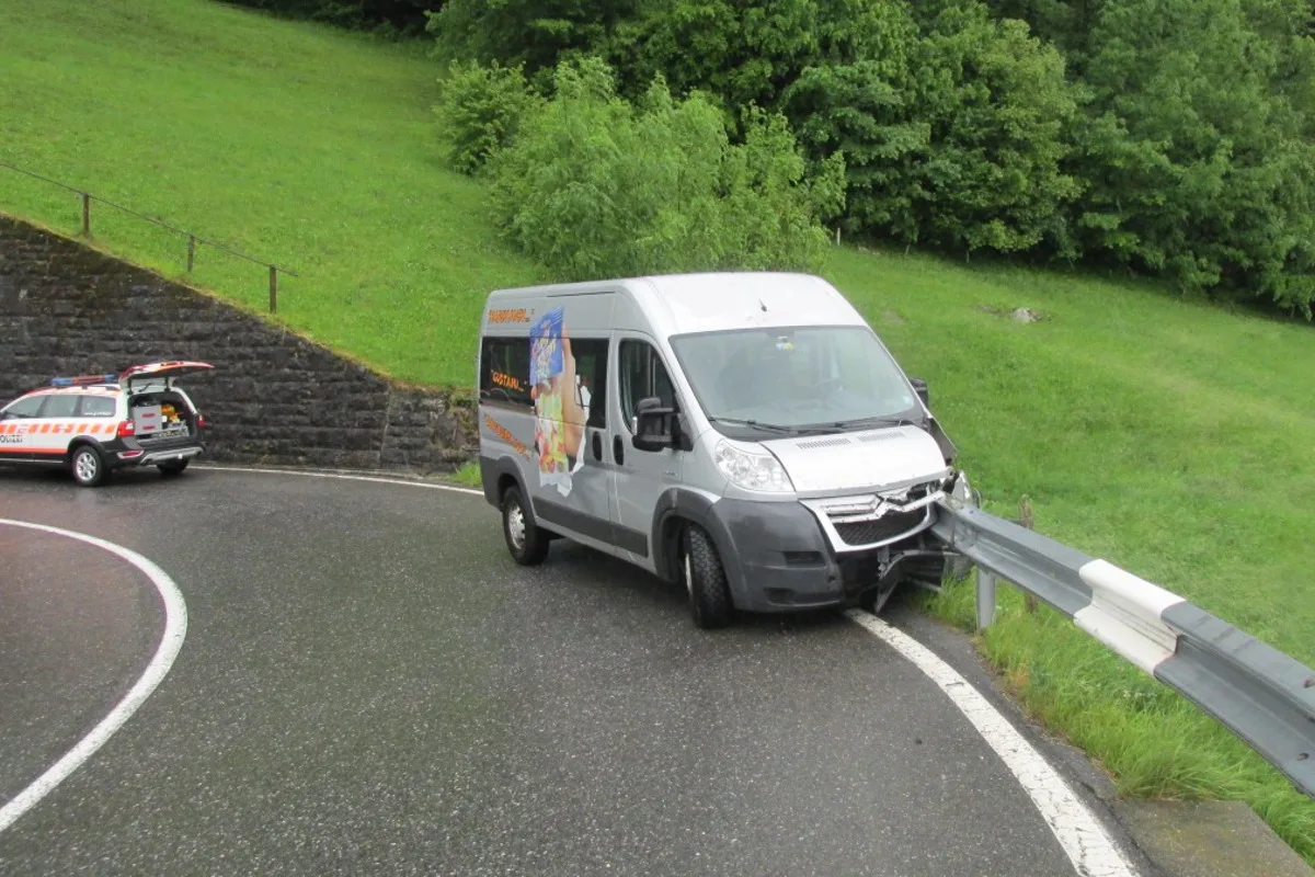 Lieferwagen kollidiert in Mollis mit Leitplanke