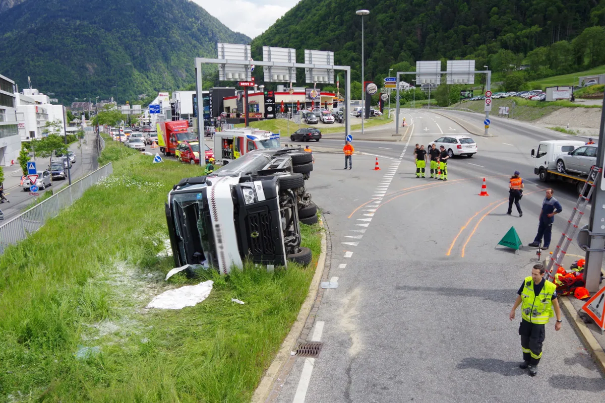 Milchtank-Lastwagen in Chur auf die Seite gekippt