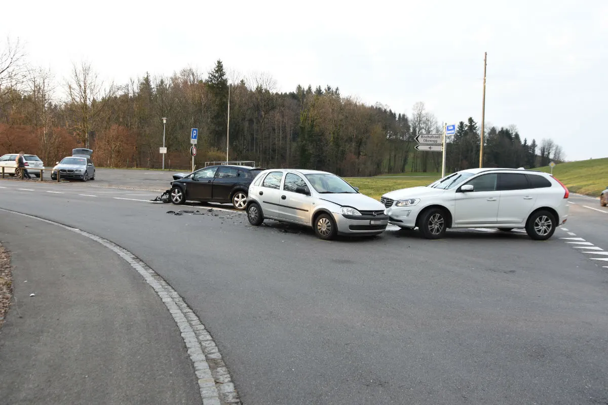 Lömmenschwil SG - Unfall mit drei beteiligten Autos