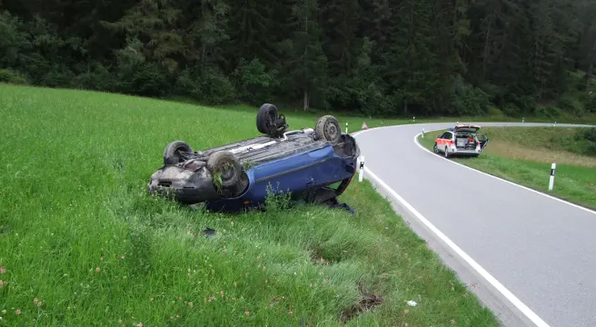 Lantsch/Lenz: Auto überschlägt sich bei Selbstunfall