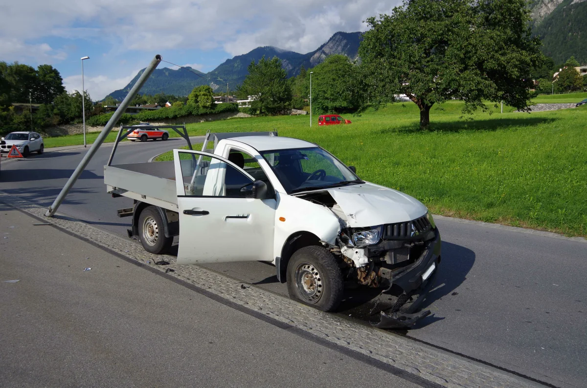 Chur: Totalschaden nach Aufprall mit Kandelaber