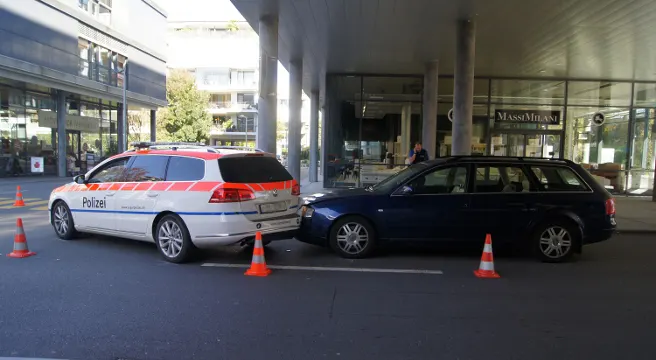 Zug: Neulenker kracht in Polizeiauto