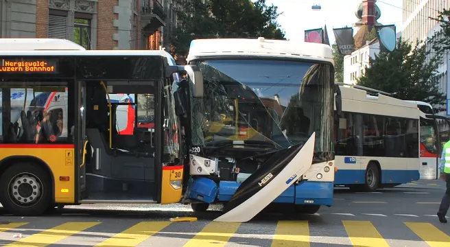 Bus und Postauto kollidieren in Luzern - drei Verletzte