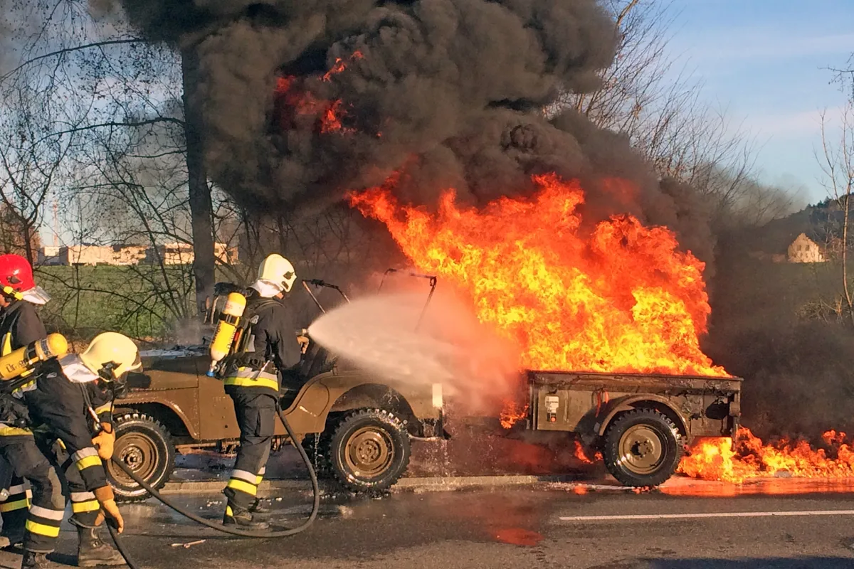 Diessenhofen: Fahrzeugkombination in Flammen aufgegangen
