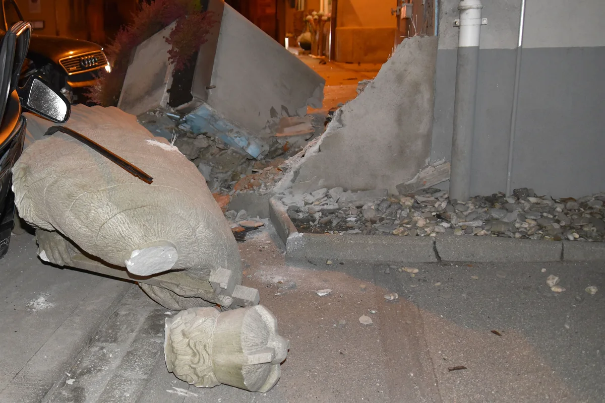 Domat/Ems GR - Unter Alkoholeinfluss in Statue gekracht 