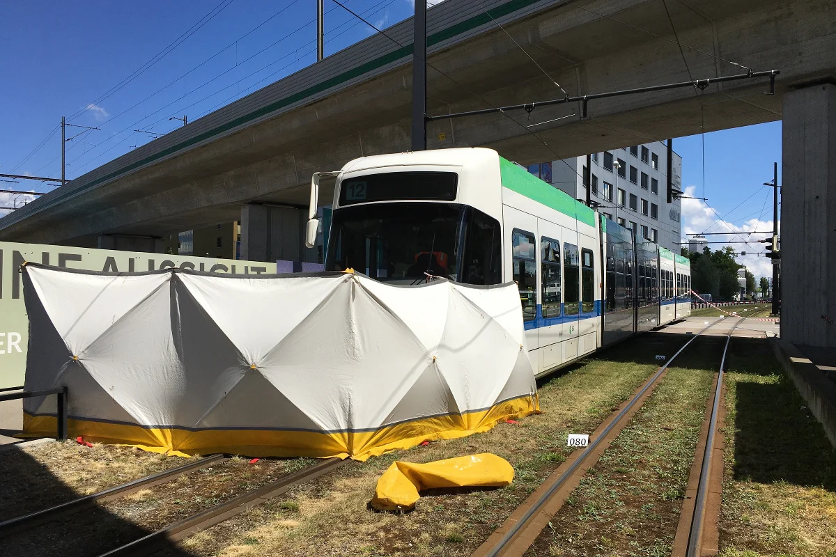 Wallisellen ZH - Mädchen überlebt Kollision mit Tram nicht