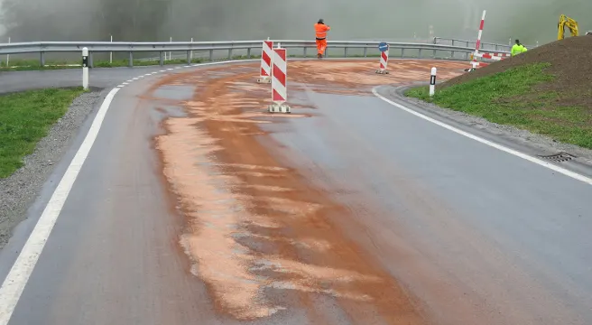 Leck im Tank: Hundert Liter Dieselöl auf Brigels' Strassen