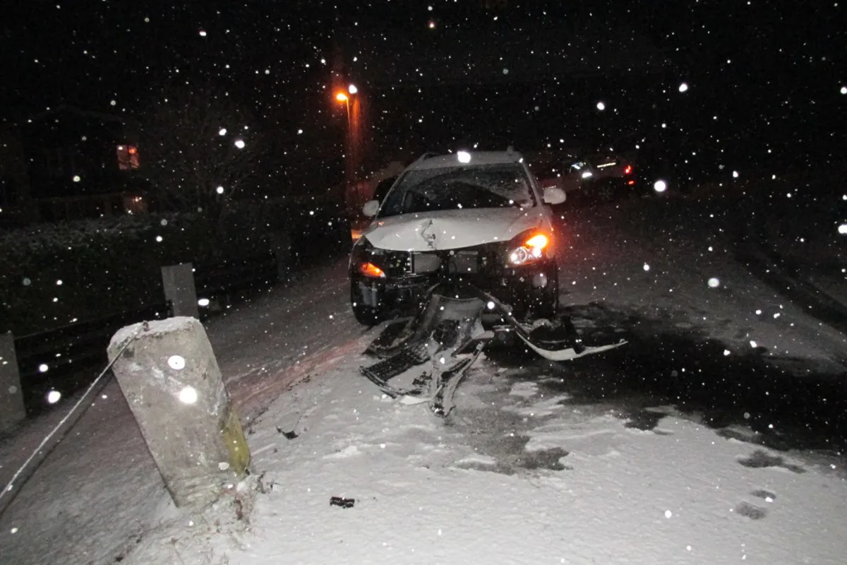 Mollis GL - Auf schneebedeckter Fahrbahn verunglückt