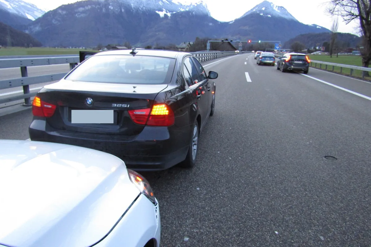 Schwede verursacht VU auf der A3 in Mollis