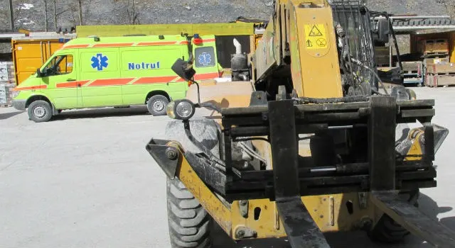 Linthal: Arbeiter von Stapler eingeklemmt