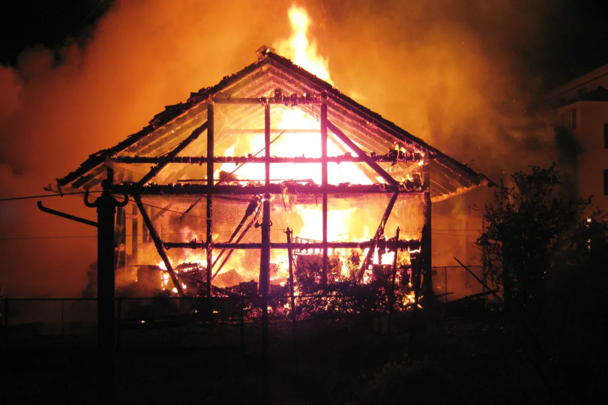Mitlödi: Holzschopf in Vollbrand